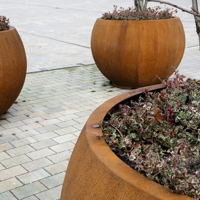 1000mm Raised Sphere Shaped Outdoor Metal Planter For Shopping Mall